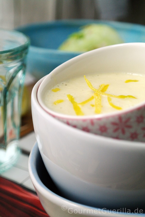 Kohlrabi soup with chili and lemon