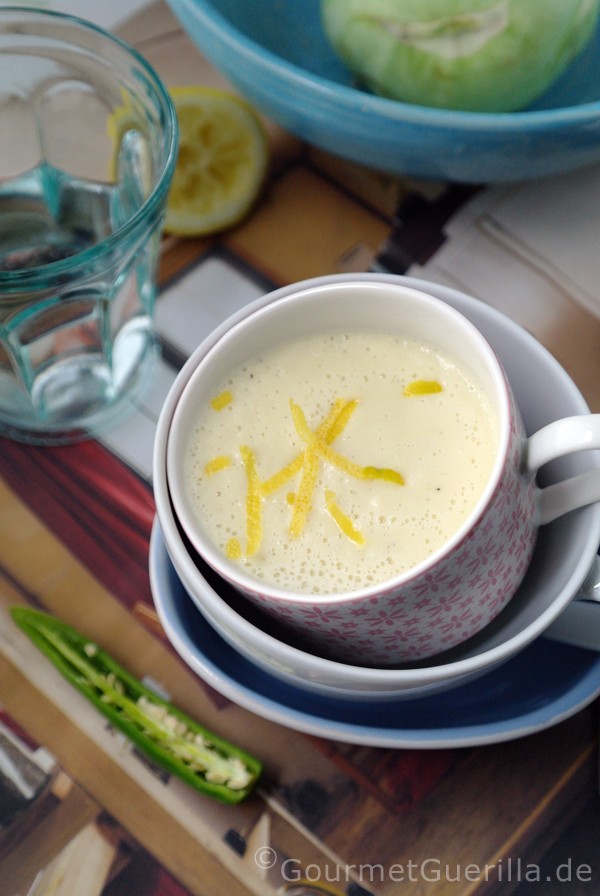 Kohlrabi soup with chili and lemon